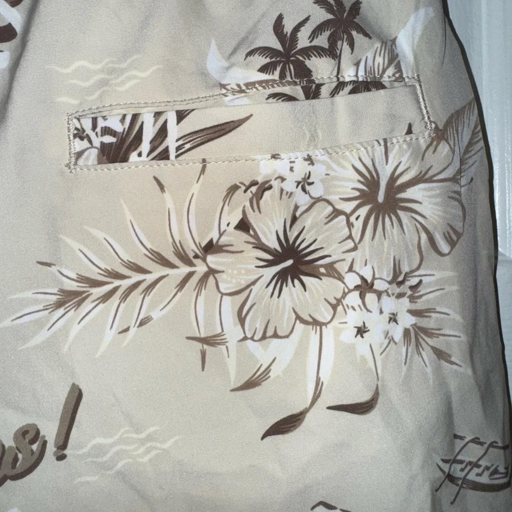 Good Vibes Beige/Brown 3 way stretch tropical swim Shorts. Size M. NWT